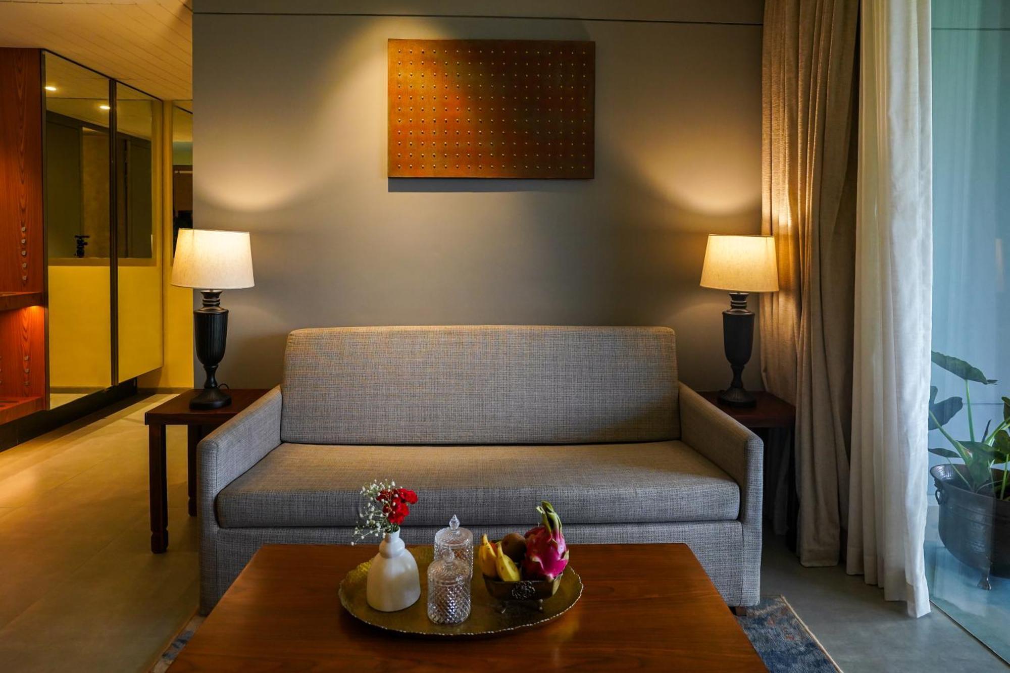 Radisson Resort And Spa Lonavala Exteriör bild A sofa in a hotel room