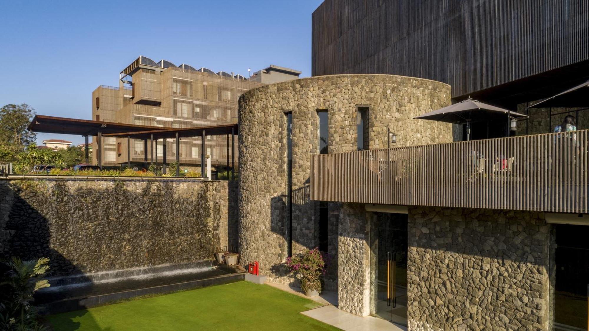 Radisson Resort And Spa Lonavala Exteriör bild The hotel's exterior