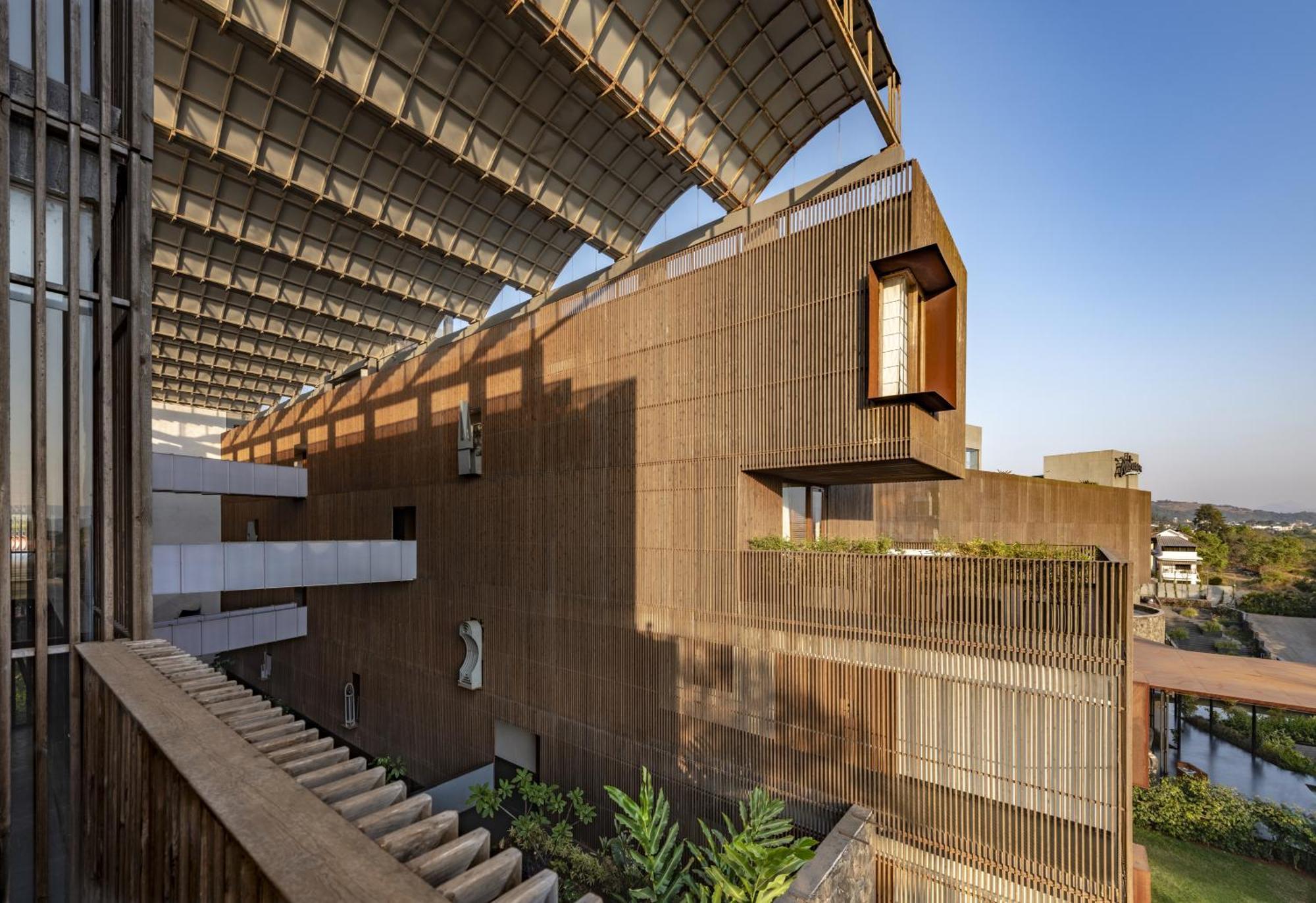 Radisson Resort And Spa Lonavala Exteriör bild The building's exterior