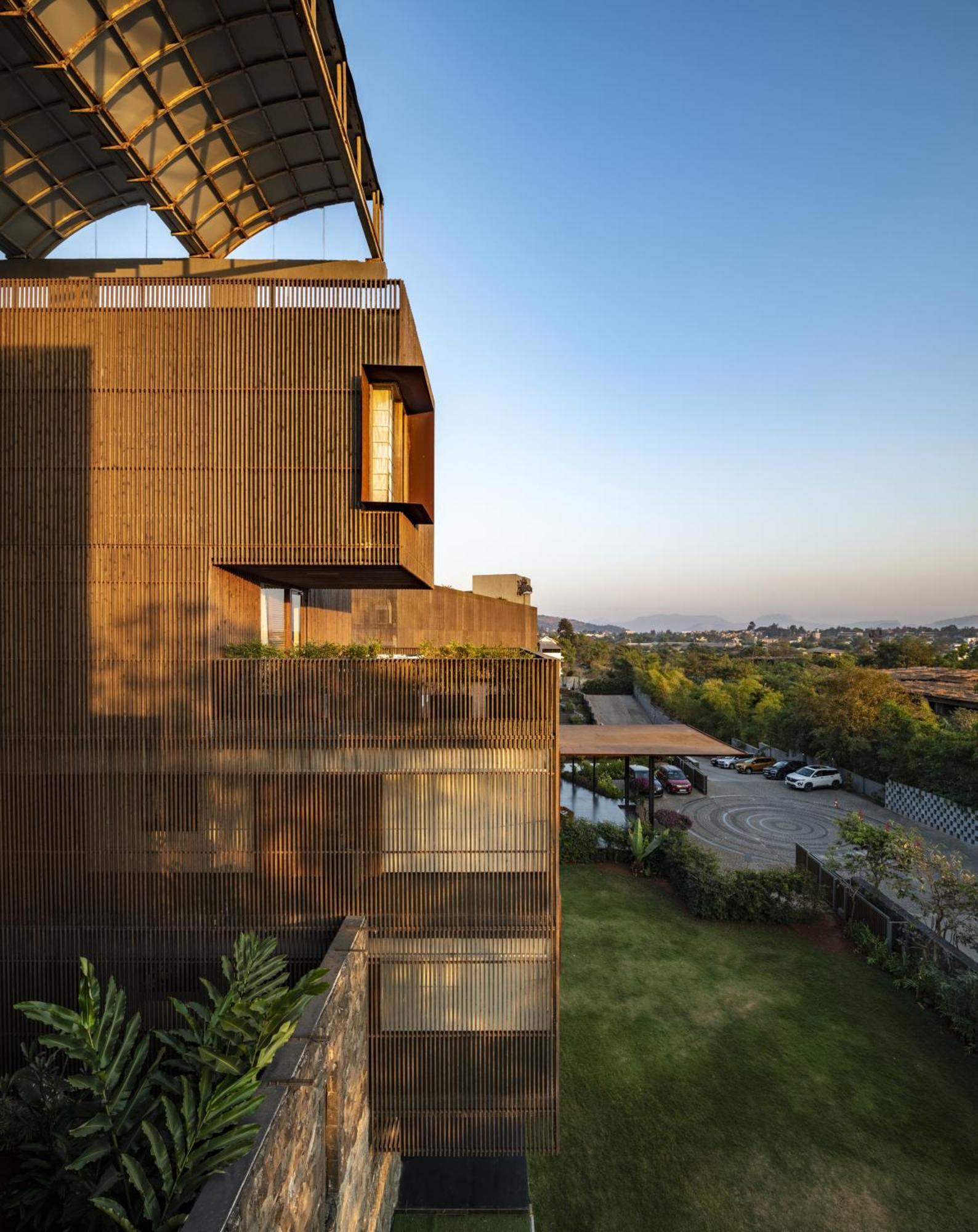 Radisson Resort And Spa Lonavala Exteriör bild The building's exterior