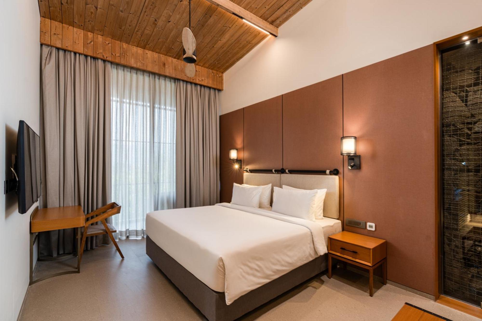 Radisson Resort And Spa Lonavala Exteriör bild Deluxe Room