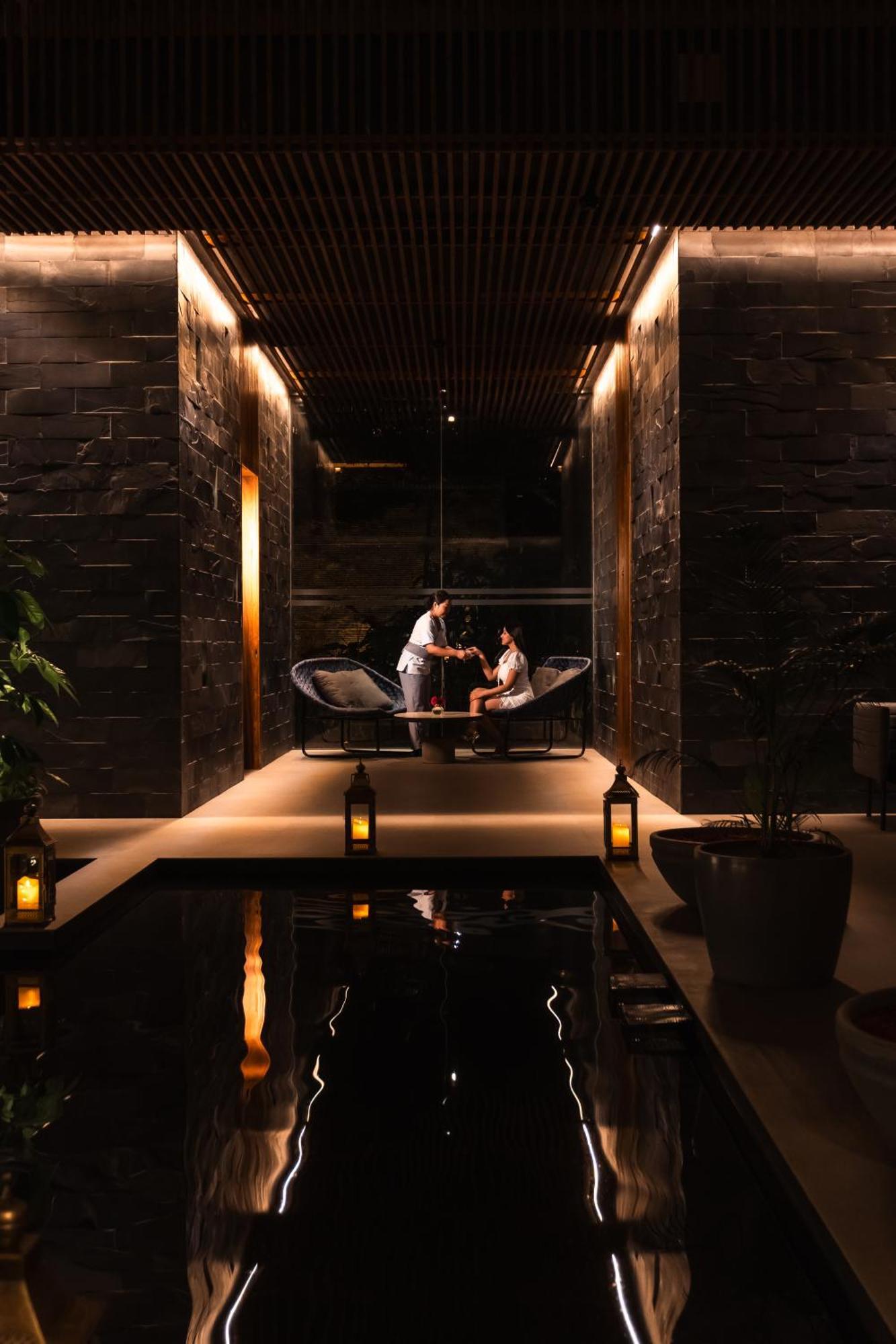 Radisson Resort And Spa Lonavala Exteriör bild The lobby of the hotel